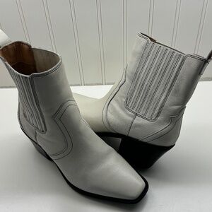 WOMENS CROWN VINTAGE. KANARIA VANILLA VINTAGE LEATHER SIZE 7 MEDIUM BOOTS